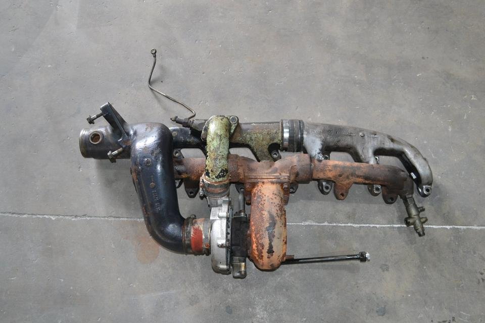 0a44400e-7b9b-4f19-9ca2-c29d2cec4532.jpeg Turbocompressor met uitlaatspruitstuk en inlaatspruitstuk voor Deutz Agrostar 6.31 – Bild 1