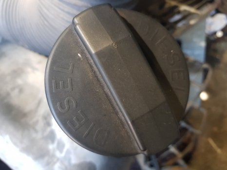 1437-010525-145041030-PTIMG.jpg Deutz Agrotron M620 Brandstoftank compleet 0.018.5344.3/10, 04438227/20. – Bild 1