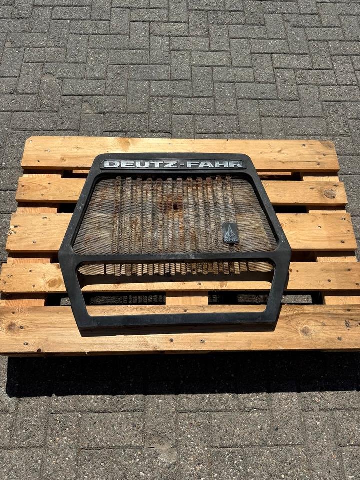 32798b54-e6e1-47ea-b879-72ed03356c54.jpeg Deutz DX frontgrill 6.10 6.30 6.50 6.61 7.10 – Bild 1