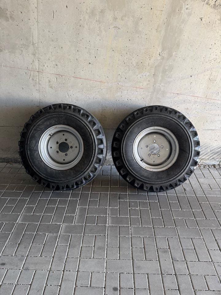 67eb0e62-b68e-4fb2-88c8-410cfd00577f-1.jpg Brede band en velgen 10.00-16 voor Deutz 8006,7206,6006,6806,7807,7207,7006 – Bild 1