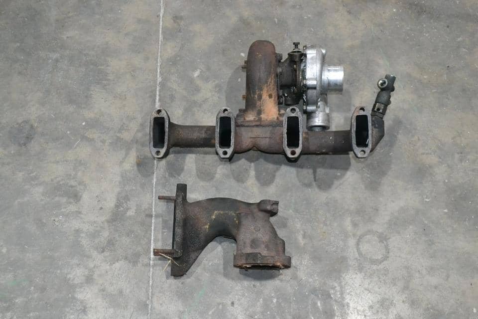 9924d8b1-d5b5-45db-a0a7-ba542aa9ebc4.jpg Turbocompressor met uitlaatspruitstuk voor Deutz motor BF4L 913/Deutz 4.51,4.71 – Bild 1