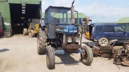 Ford 6610 kapot voor reserveonderdelen De Ford 6610 is een utilitytractor uit de 10-serie, geproduceerd van 1982 tot 1993, met een Ford 4,4L 4-cilinder